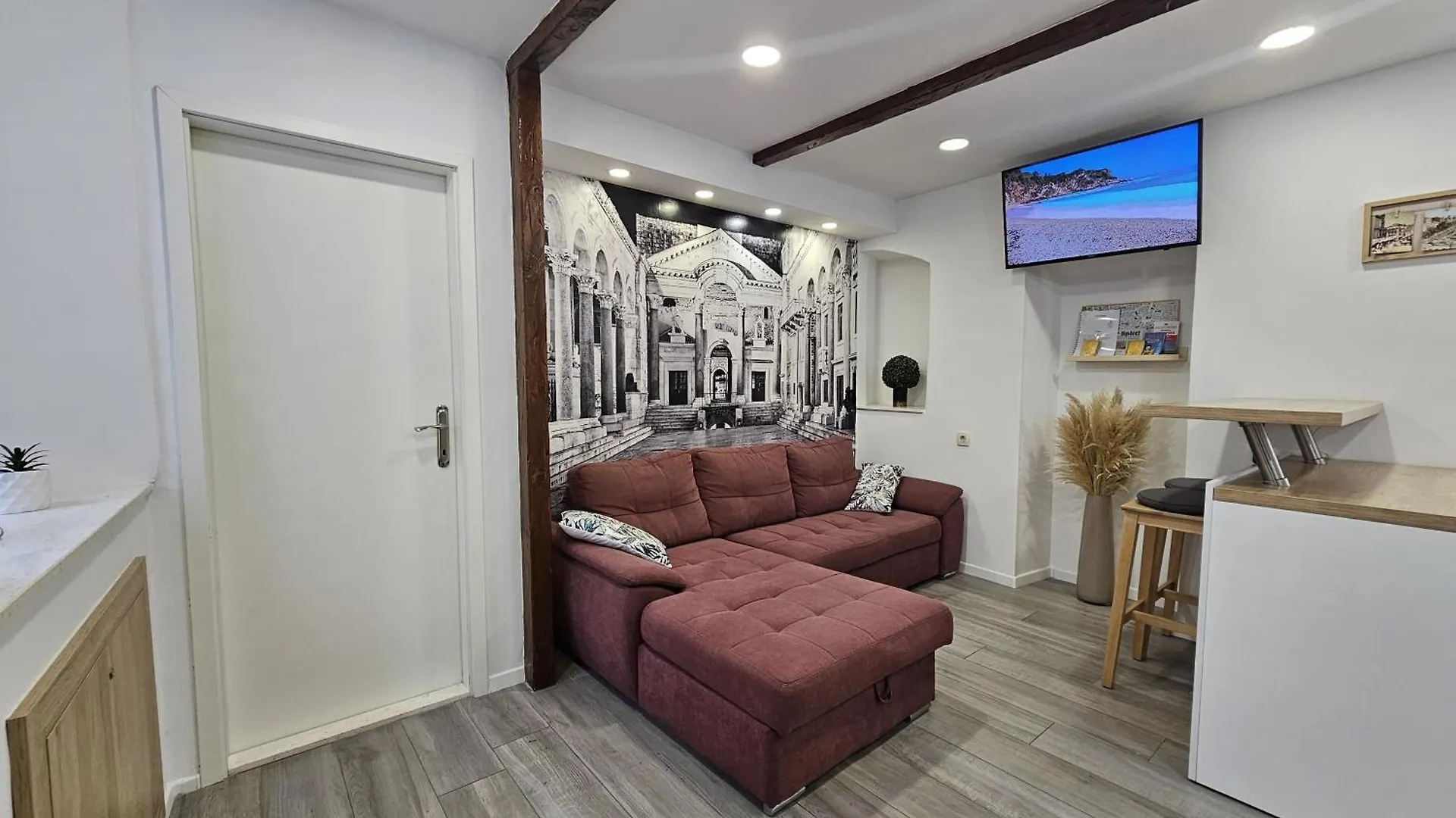 Palace Apartment سبليت